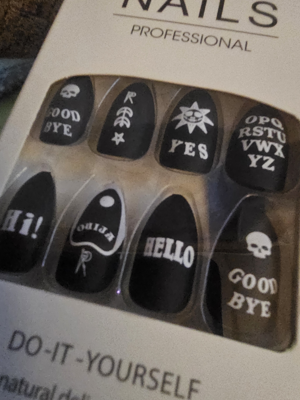 Black Graphic Press-On Nail Set by